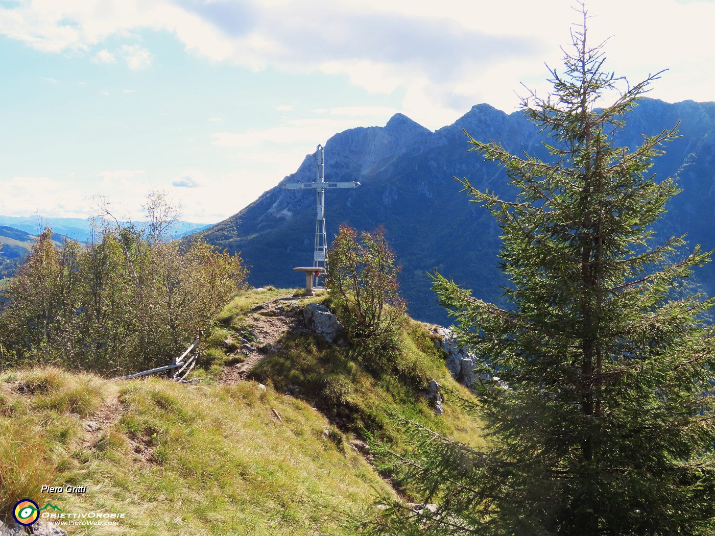 38 Alla croce del Monte Castello (1425 m) con vista in Alben.JPG